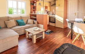 Un salon confortable avec un canapé, une table basse et une table à manger avec des chaises.