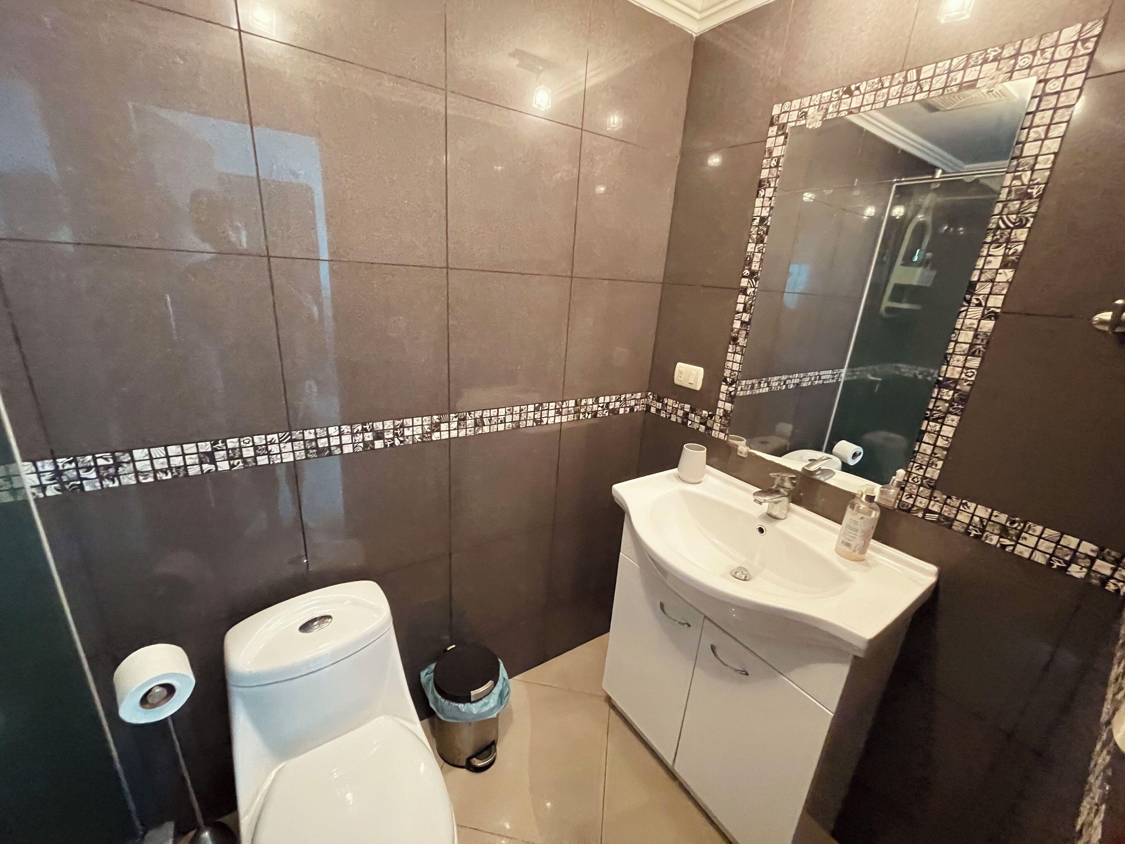 Dusch, hårtork, handdukar och tvål