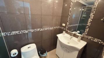 Een douche, een haardroger, handdoeken, zeep