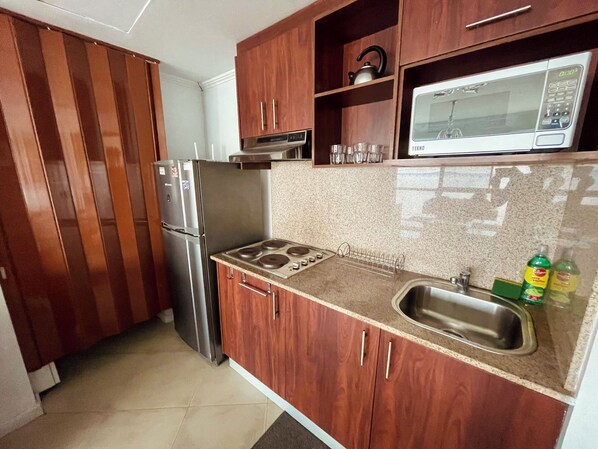 Refrigerador, microondas, horno y parrilla de estufa 