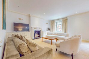 Living area - mansion flat in Green Park (London)