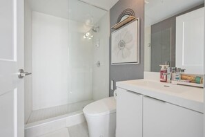 Kombinert dusj/badekar, toalettartikler (inkludert), håndklær og såpe