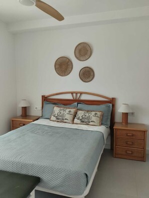 3 bedrooms, iron/ironing board, WiFi, bed sheets - Apartment near the beach - sea view ideal to disconnect. (San Juan, Alicamte)