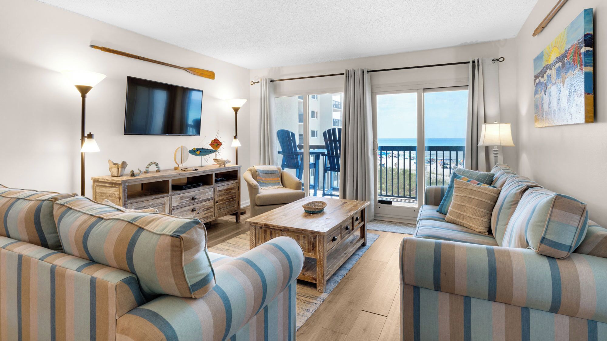 公寓式客房, 多张床, 阳台, 海洋景观 (Pinnacle Port B2306) | 起居区 | 42-英寸纯平电视（配 备数码频道）