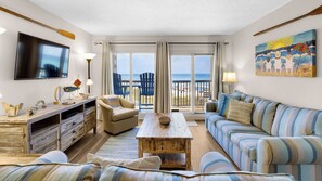 Apartment, Mehrere Betten, Balkon, Meerblick (Pinnacle Port B2306) | Wohnbereich | 42-Zoll-Flachbildfernseher mit Digitalempfang