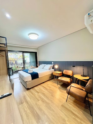 A modern hotel room with a bed, a desk, a chair, and a small table. - Innvista -Trends Brooklin. (São Paulo)