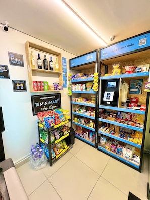 A Mini Mart grocery store with shelves stocked with snacks, beverages, and household items. - Innvista -Trends Brooklin. (São Paulo)