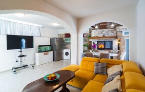 Living area - Amazing apartment in Bol with WiFi (Bol)