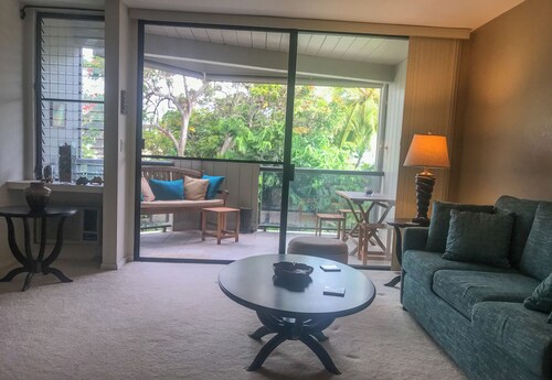 Charming 1-bedroom condo in downtown Kailua-Kona  just 2 blocks from the beach