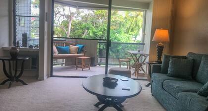 Charming 1-bedroom condo in downtown Kailua-Kona just 2 blocks from the beach