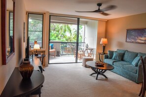 Smart TV - Charming 1-bedroom condo in downtown Kailua-Kona  just 2 blocks from the beach (Kailua-Kona)