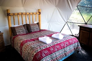 1 bedroom, bed sheets