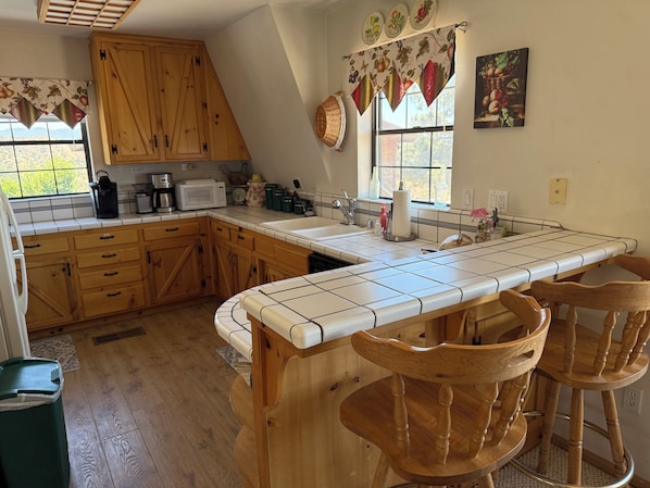 Mikroaaltouuni, uuni, liesi, astianpesukone