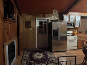 Mikrobølgeovn, ovn, kokeplater og papirhåndklær