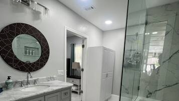 Douche, sĂšche-cheveux, serviettes fournies, savon