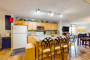 Frigorífico, microondas, horno y placa de cocina