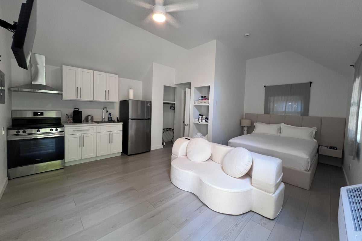 Luxury Cabin, 1 Queen Bed, Non Smoking, Garden Area | Private kitchen | Coffee/tea maker, ice maker