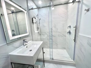 Asciugacapelli, asciugamani, sapone, shampoo