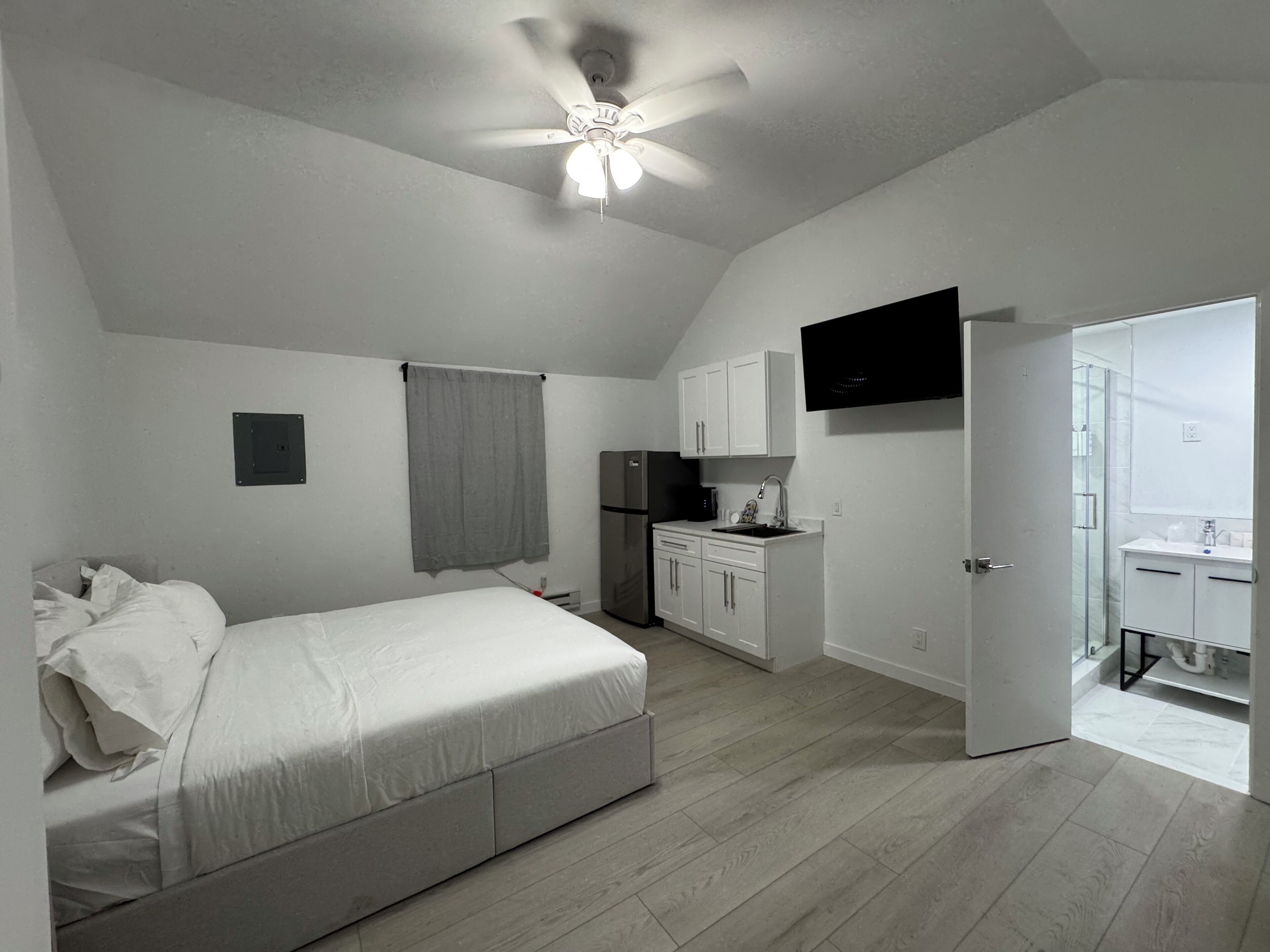 Deluxe Cabin, 1 Bedroom, Non Smoking, Air conditioning | Hypo-allergenic bedding, memory foam beds, individually decorated