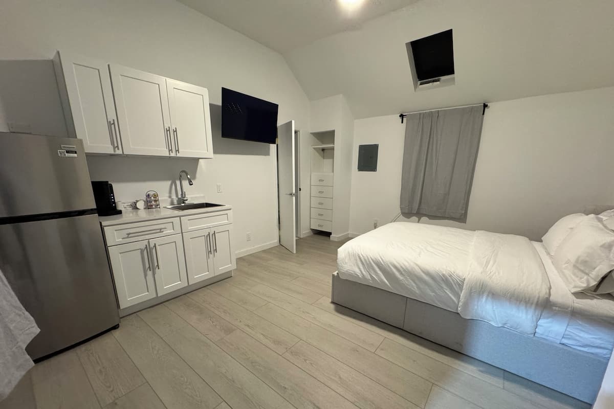 Cabaña Deluxe, 1 habitación, para no fumadores, aire acondicionado | Ropa de cama hipoalergénica y camas con efecto memoria