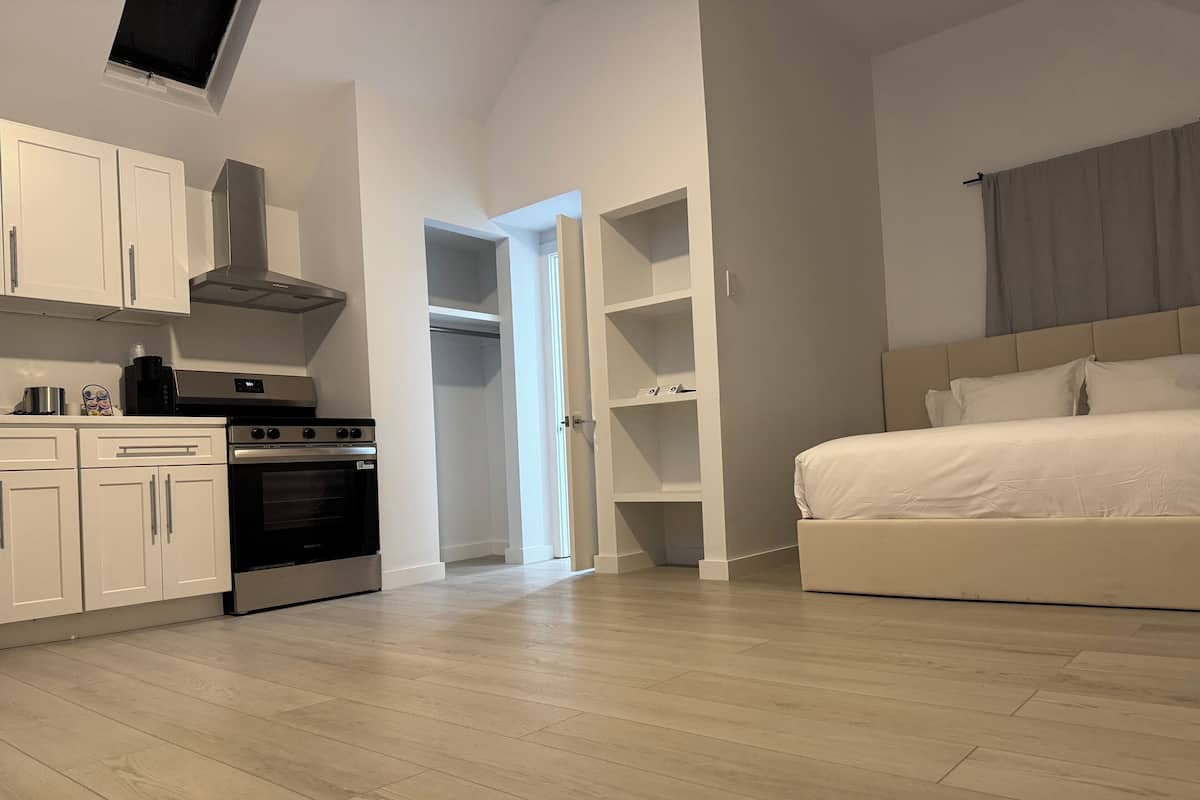 Luksushytte, 1 queensize-seng, hageområde | Allergitestet sengetøy, memory foam-senger og individuelt dekorert