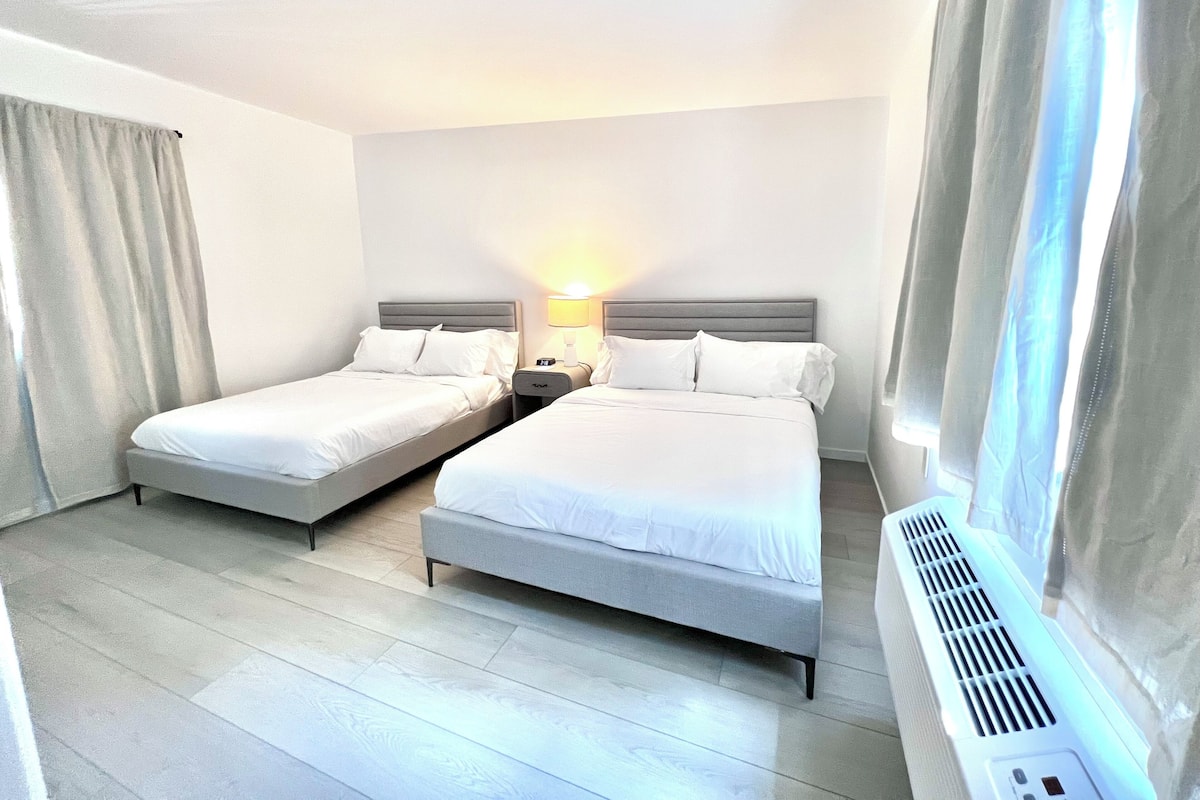 Familie-studiosuite, 2 queensize-senger | Allergitestet sengetøy, memory foam-senger og individuelt dekorert