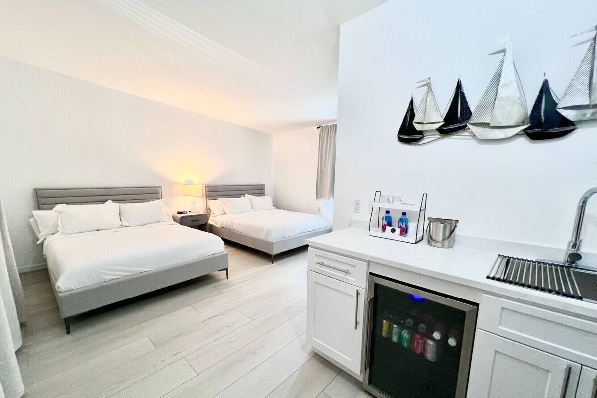 Habitación Deluxe doble, balcón, vistas a la piscina | Ropa de cama hipoalergénica, colchones viscoelásticos, cortinas opacas