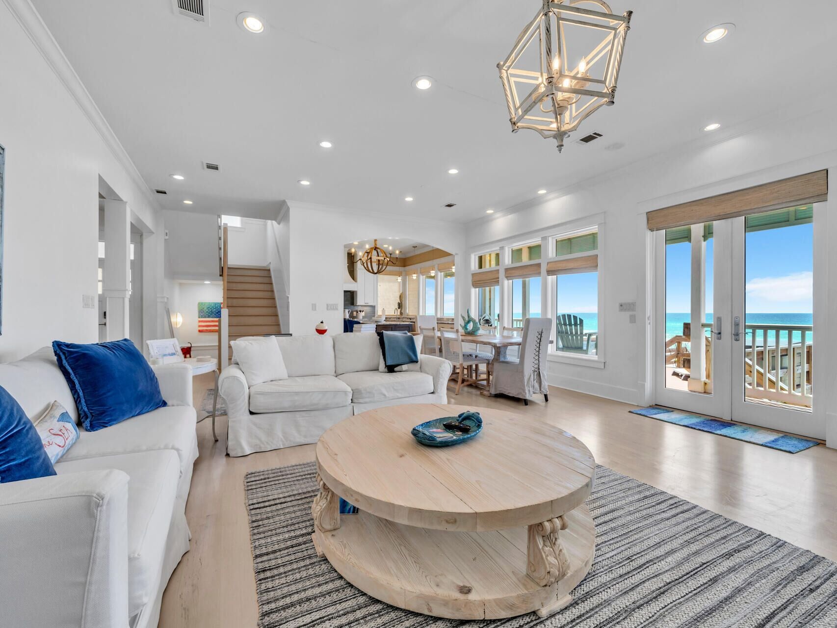Casa, várias camas, banheira de imersão, vista para o oceano (Salt Air and Sunsets) | Área de estar | TV de tela plana 42 polegadas com canais digitais