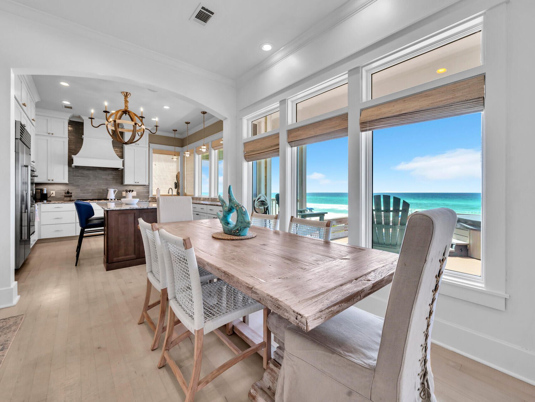 Casa, várias camas, banheira de imersão, vista para o oceano (Salt Air and Sunsets) | Opções para refeição