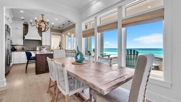 Casa, várias camas, banheira de imersão, vista para o oceano (Salt Air and Sunsets) | Opções para refeição