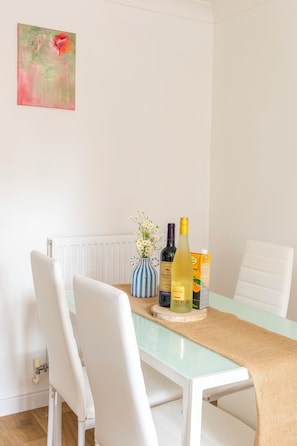 Dining - Witney Cotswolds: Comfortable 2-Bedroom Home for 4 Guests (winey)