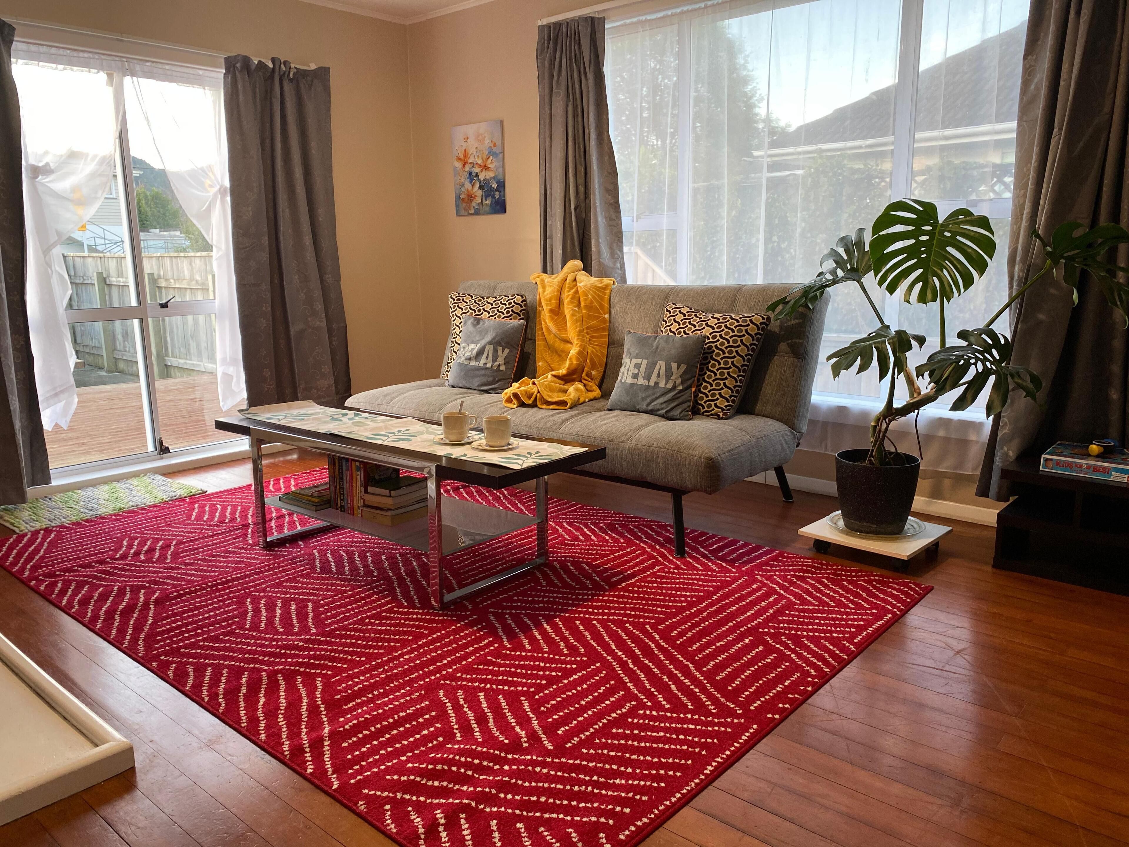 Family-friendly Cozy Home W/ Deck, Yard & Car Port, Close To Train & Bus Stops! - Upper Hutt