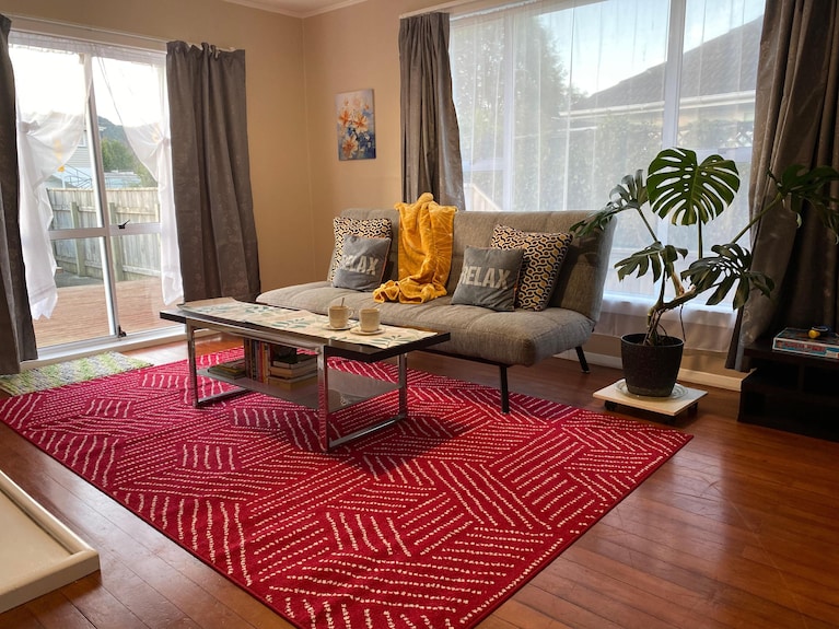 Family-friendly Cozy Home W/ Deck, Yard & Car Port, Close To Train & Bus Stops! - Upper Hutt