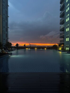 Una piscina al aire libre