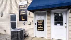 Un immeuble portant une enseigne indiquant qu'il propose des locations de suites à thème « American Pharaoh » et « Secretariat ».