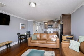 Living area - American Pharoah Twin Spires Suite (Jeffersonville)