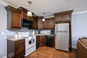 Frigorifero, microonde, forno, piano cottura