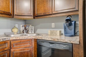 Fridge, stovetop - American Pharoah Twin Spires Suite (Jeffersonville)