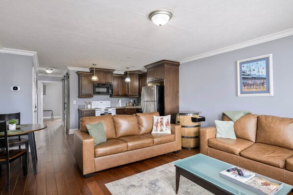 Living area - American Pharoah Twin Spires Suite (Jeffersonville)