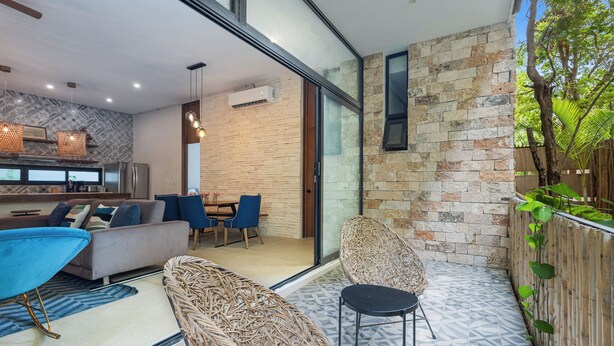 A modern living space with a kitchen, dining area, and seating area. - Manor Tulum (Tulum)
