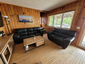 Smart TV, fireplace, table football, ping pong - Laurentian Cabin at Pine Ridge Park (Pembroke)