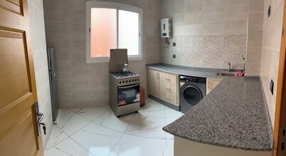 شقة مفروشة للكراء اليومي بالقصر الكبير تتتكون من صالة، غرفتين نوم ، حمام ،مطبخ