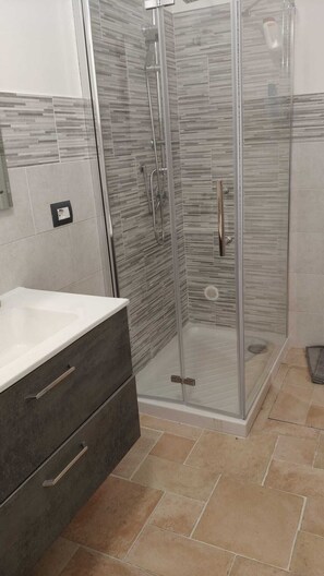 Douche, séchoir à cheveux, bidet, serviettes fournies