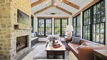 TV, fireplace