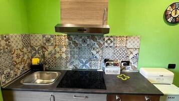 Fridge, oven, stovetop