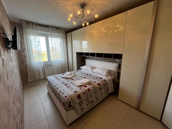 2 bedrooms, iron/ironing board, WiFi, bed sheets