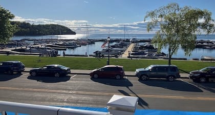 Stunning Frank Lloyd Wright inspired vacation house in Sister Bay Great Location