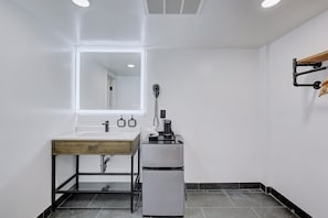 Standard Single Room, 1 King Bed, Non Smoking | Bathroom | Shower, free toiletries, hair dryer, towels