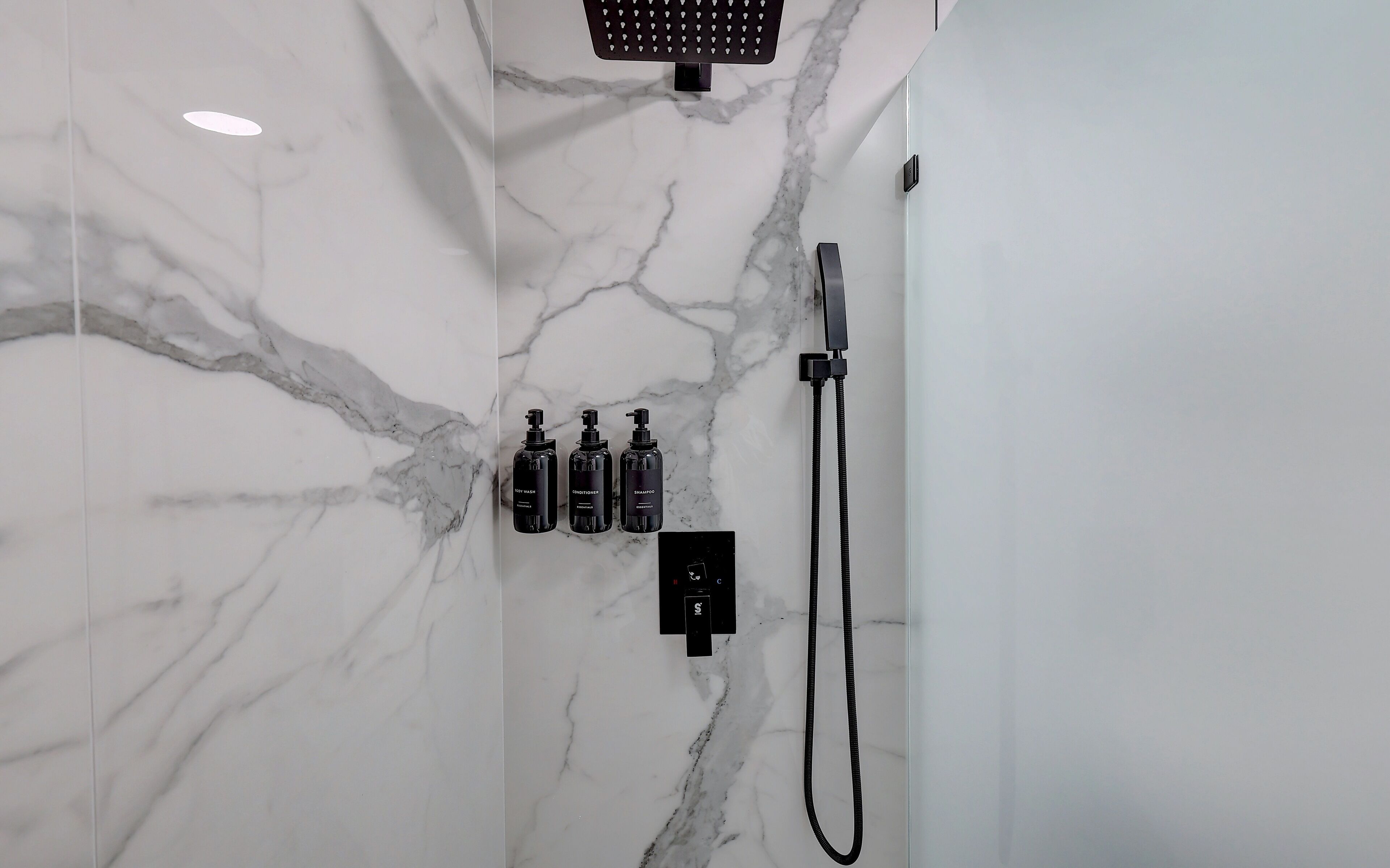 Superior Single Room, 1 Katil Raja (King), Non Smoking, City View | Bilik Mandi | Pancuran mandi, kelengkapan dandanan diri percuma, pengering rambut 