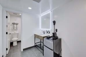 Phòng đơn Tiêu chuẩn, 1 giường cỡ king, không hút thuốc | Phòng tắm | Buồng tắm vòi sen, đồ dùng nhà tắm miễn phí, máy sấy tóc, khăn tắm 